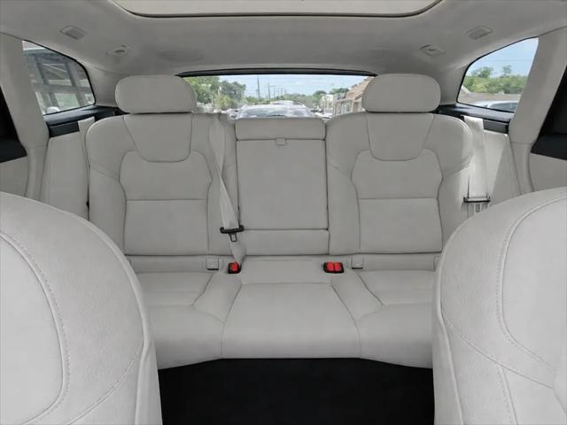 2024 Volvo XC60 Recharge T8 Plus Dark Theme