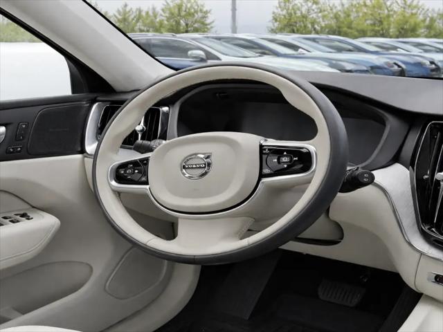 2024 Volvo XC60 Recharge T8 Plus Dark Theme