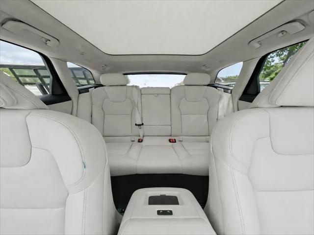 2024 Volvo XC60 Recharge T8 Plus Dark Theme