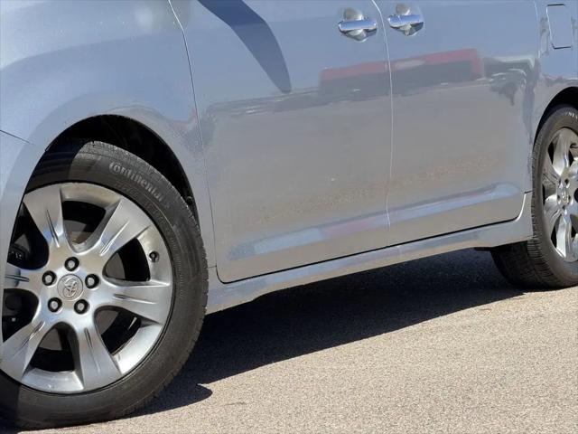 2014 Toyota Sienna SE 8 Passenger