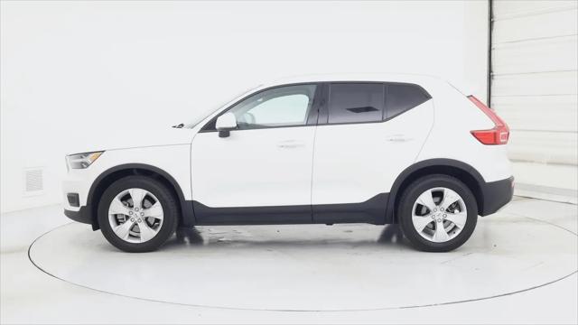 2022 Volvo XC40 T5 Momentum