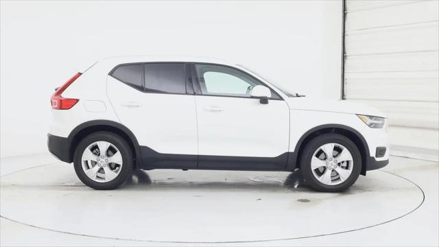 2022 Volvo XC40 T5 Momentum