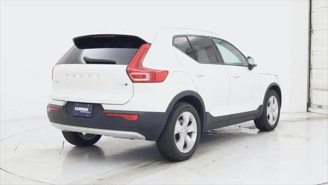 2022 Volvo XC40 T5 Momentum