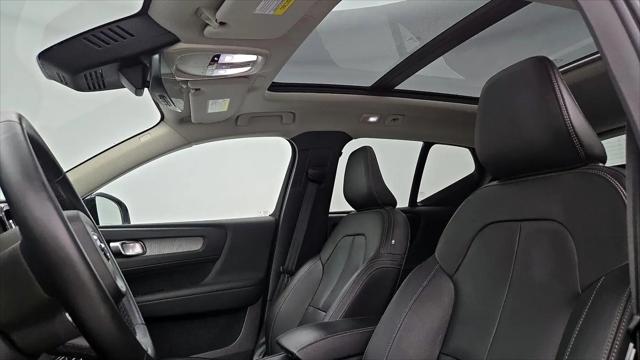 2025 Volvo XC40 B5 Plus Bright Theme