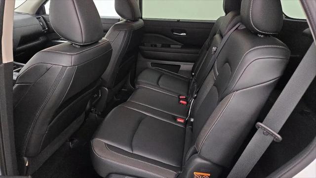 2023 Nissan Pathfinder SL FWD