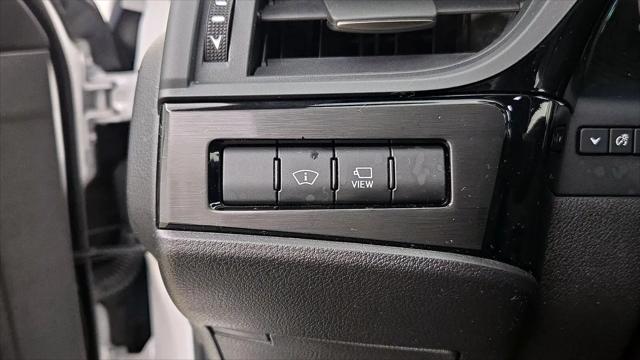 2025 Lexus ES 300h Ultra Luxury