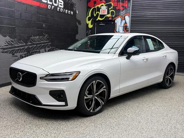 2024 Volvo S60 B5 Plus Dark Theme