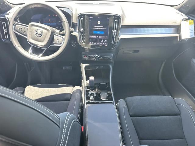 2026 Volvo XC40 Black Edition Ultra, B5 AWD Gas mild hybrid