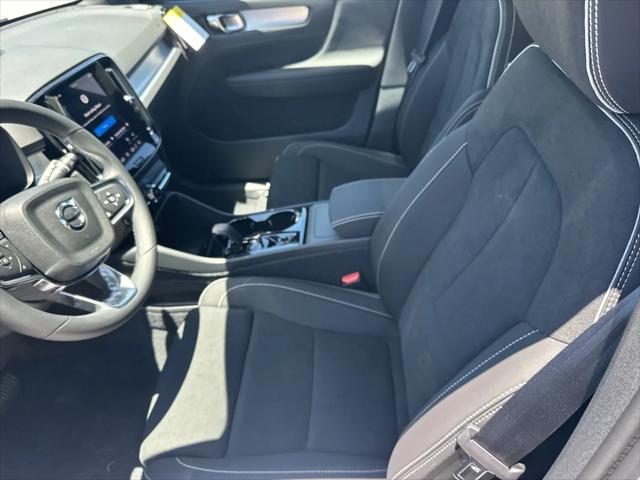 2026 Volvo XC40 Black Edition Ultra, B5 AWD Gas mild hybrid