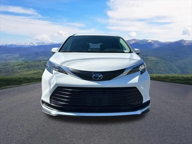 2025 Toyota Sienna LE