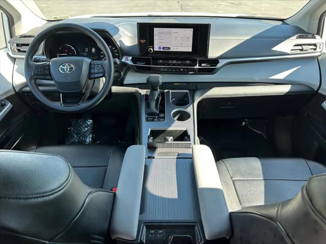 2025 Toyota Sienna LE