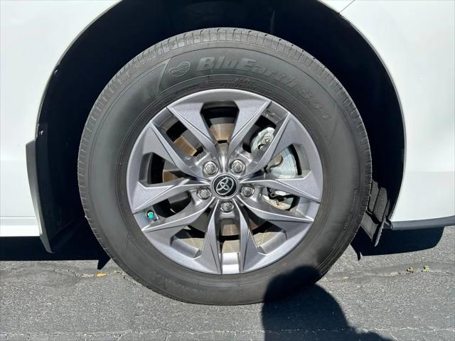 2025 Toyota Sienna LE