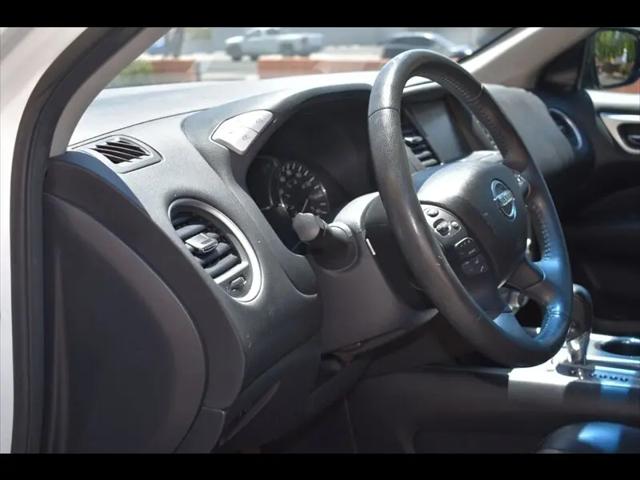 2017 Nissan Pathfinder SL