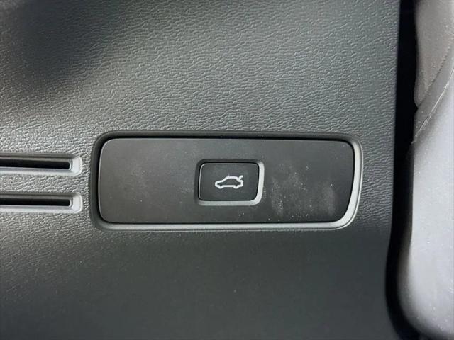 2026 Volvo XC40 Ultra, B5 AWD Gas (mild hybrid), Dark