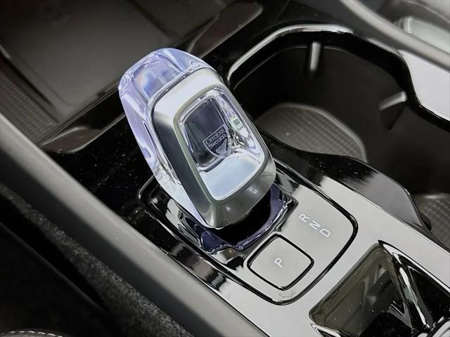 2026 Volvo XC40 Ultra, B5 AWD Gas (mild hybrid), Dark