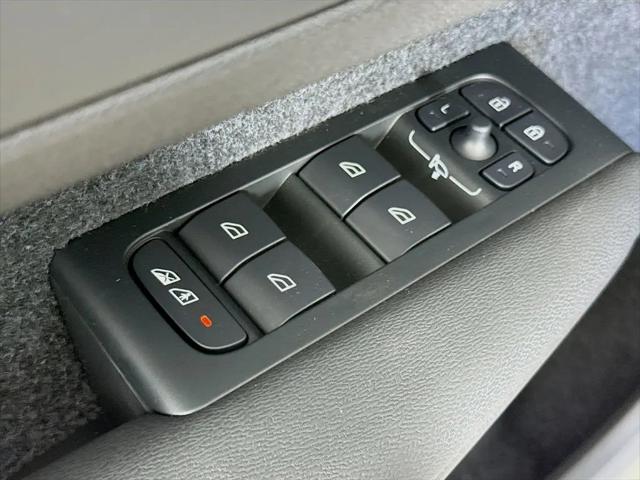 2026 Volvo XC40 Ultra, B5 AWD Gas (mild hybrid), Dark
