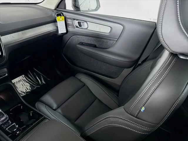 2026 Volvo XC40 Ultra, B5 AWD Gas (mild hybrid), Dark