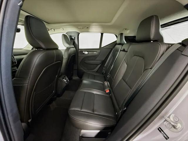 2026 Volvo XC40 Ultra, B5 AWD Gas (mild hybrid), Dark