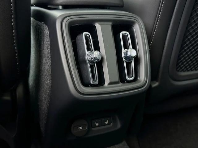2026 Volvo XC40 Ultra, B5 AWD Gas (mild hybrid), Dark
