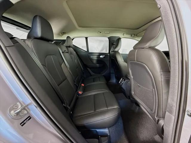 2026 Volvo XC40 Ultra, B5 AWD Gas (mild hybrid), Dark