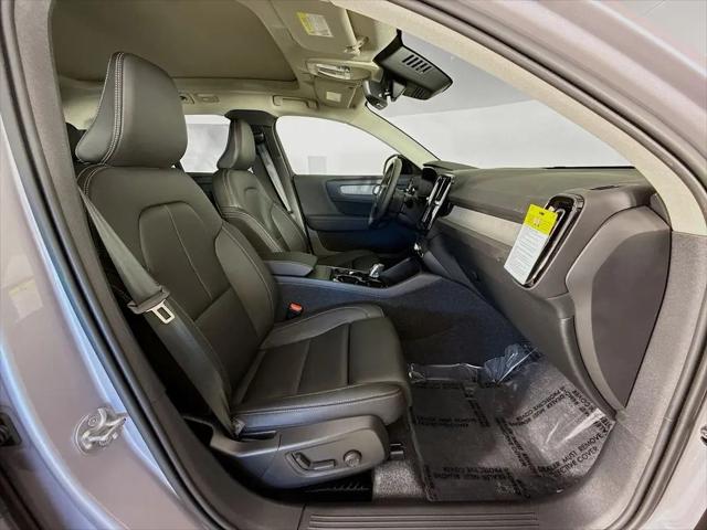 2026 Volvo XC40 Ultra, B5 AWD Gas (mild hybrid), Dark