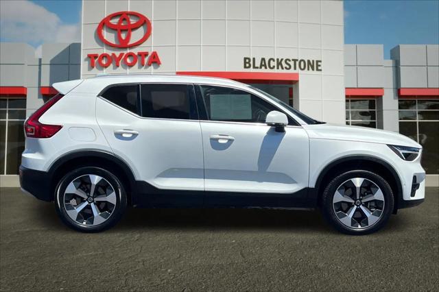 2024 Volvo XC40 B5 Plus Bright Theme