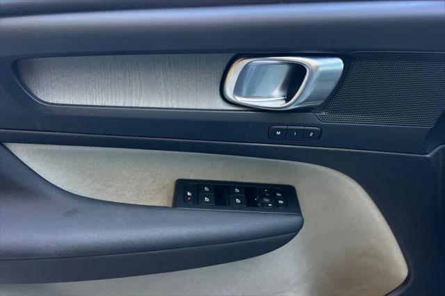 2024 Volvo XC40 B5 Plus Bright Theme