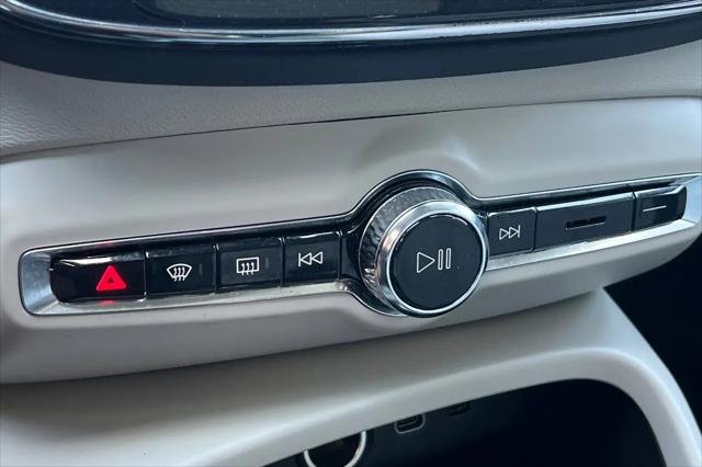 2024 Volvo XC40 B5 Plus Bright Theme