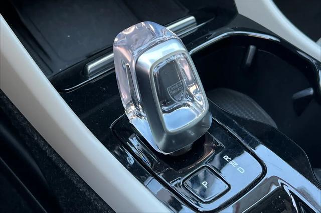2024 Volvo XC40 B5 Plus Bright Theme