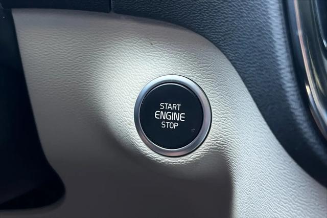 2024 Volvo XC40 B5 Plus Bright Theme