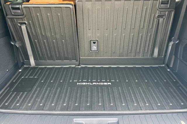 2026 Toyota Highlander Hybrid Platinum