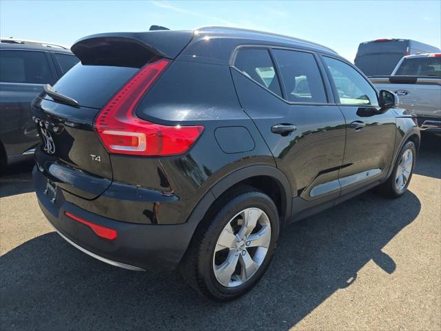 2022 Volvo XC40 T4 Momentum
