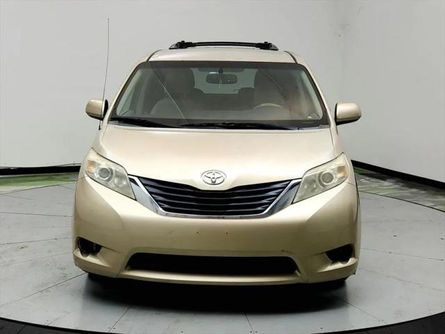 2013 Toyota Sienna LE V6 8 Passenger