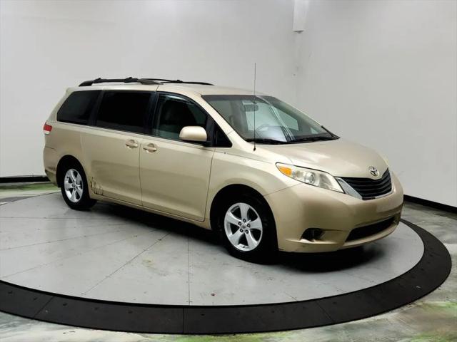 2013 Toyota Sienna LE V6 8 Passenger