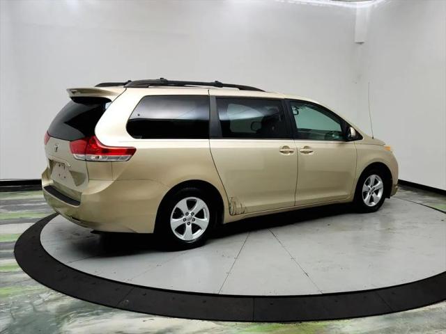 2013 Toyota Sienna LE V6 8 Passenger