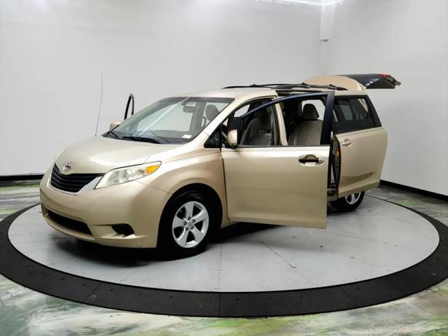 2013 Toyota Sienna LE V6 8 Passenger