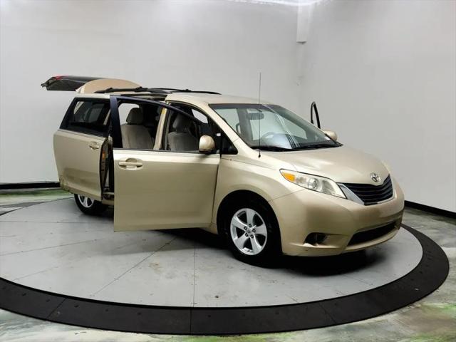 2013 Toyota Sienna LE V6 8 Passenger