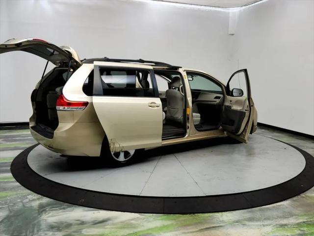 2013 Toyota Sienna LE V6 8 Passenger
