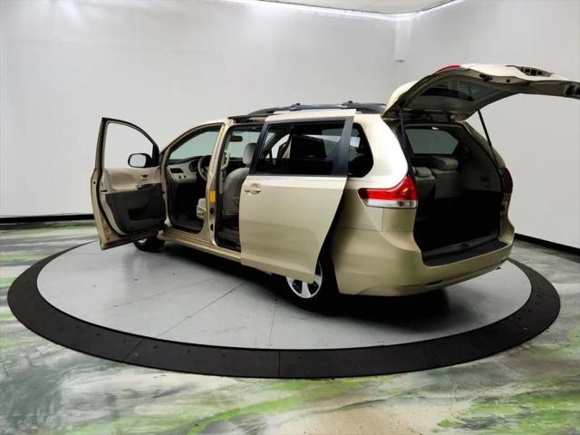2013 Toyota Sienna LE V6 8 Passenger