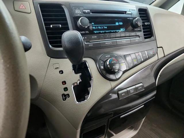 2013 Toyota Sienna LE V6 8 Passenger