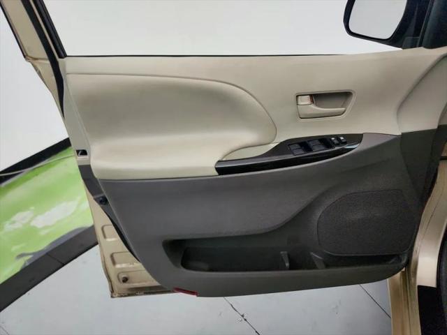 2013 Toyota Sienna LE V6 8 Passenger