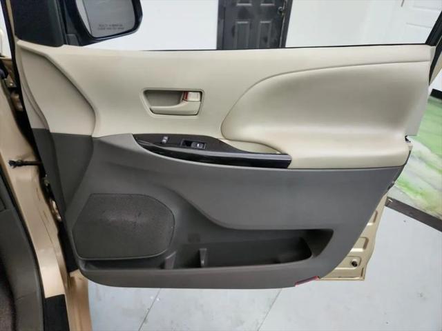 2013 Toyota Sienna LE V6 8 Passenger