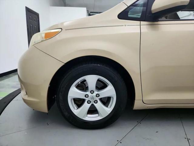 2013 Toyota Sienna LE V6 8 Passenger