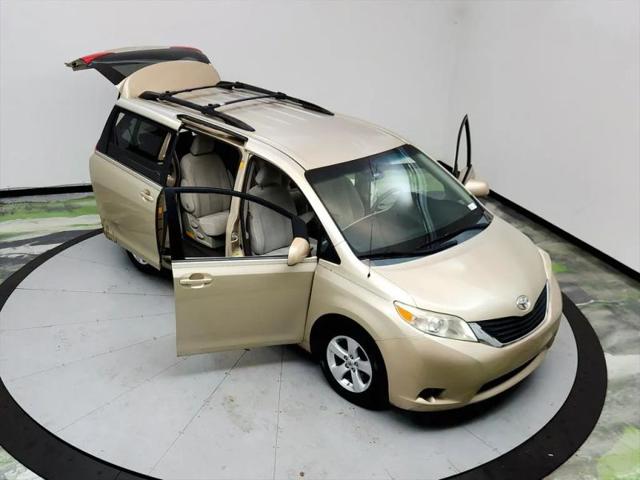 2013 Toyota Sienna LE V6 8 Passenger