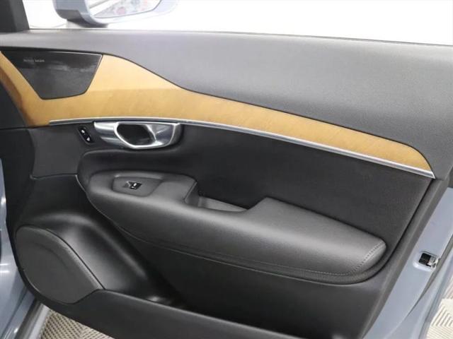 2022 Volvo XC90 T6 Momentum 7 Passenger