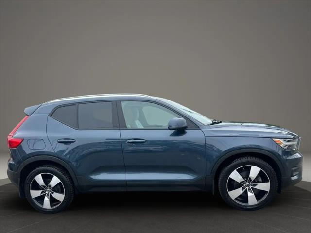 2022 Volvo XC40 T5 Momentum