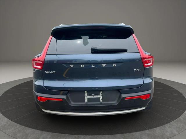 2022 Volvo XC40 T5 Momentum