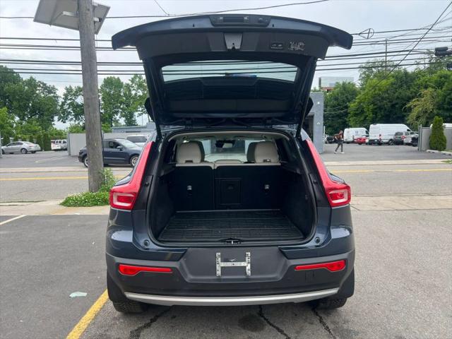 2022 Volvo XC40 T5 Momentum