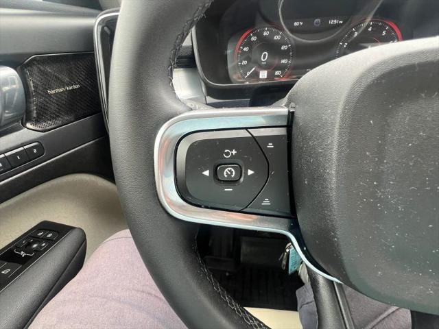 2022 Volvo XC40 T5 Momentum