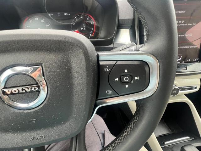 2022 Volvo XC40 T5 Momentum